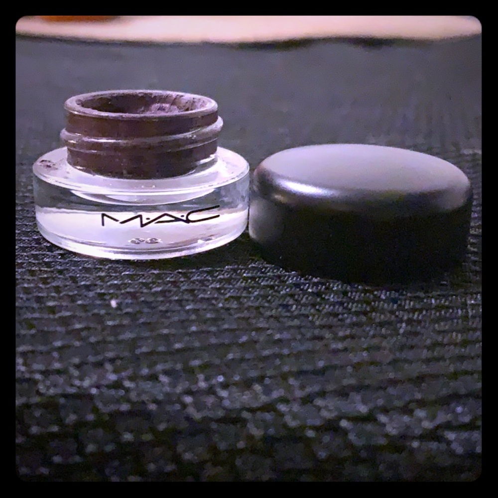 Mac Pro long wear fluid liner